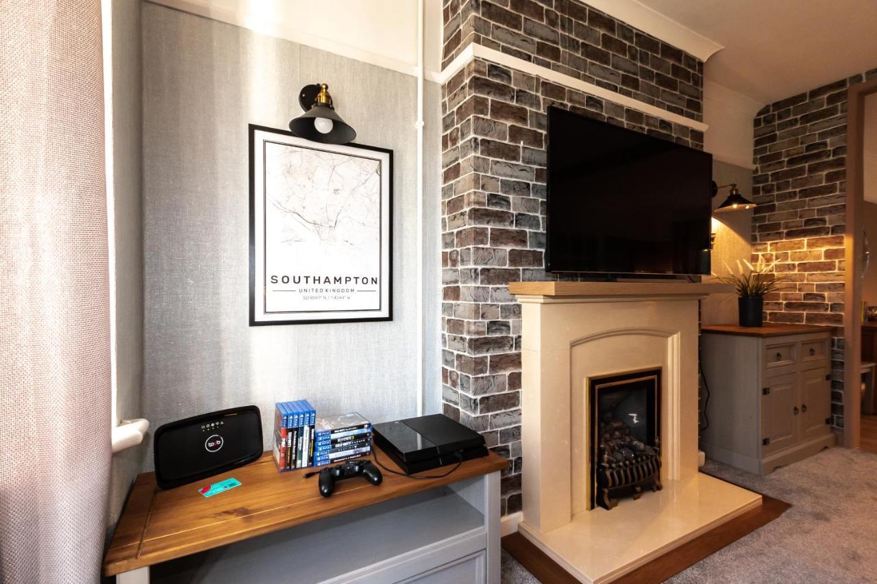 Cheerful 3-Bedroom Douglas House With Patio Southampton Luaran gambar